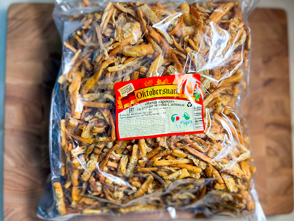 Нитка ЖАРЕНАЯ "Чеснок с зеленью" Oktobersnack 1 кг (сырный продукт) в Тучково