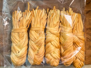 Сыр к пиву: Сырный продукт ФЕРМЕРСКИЙ коса копченая